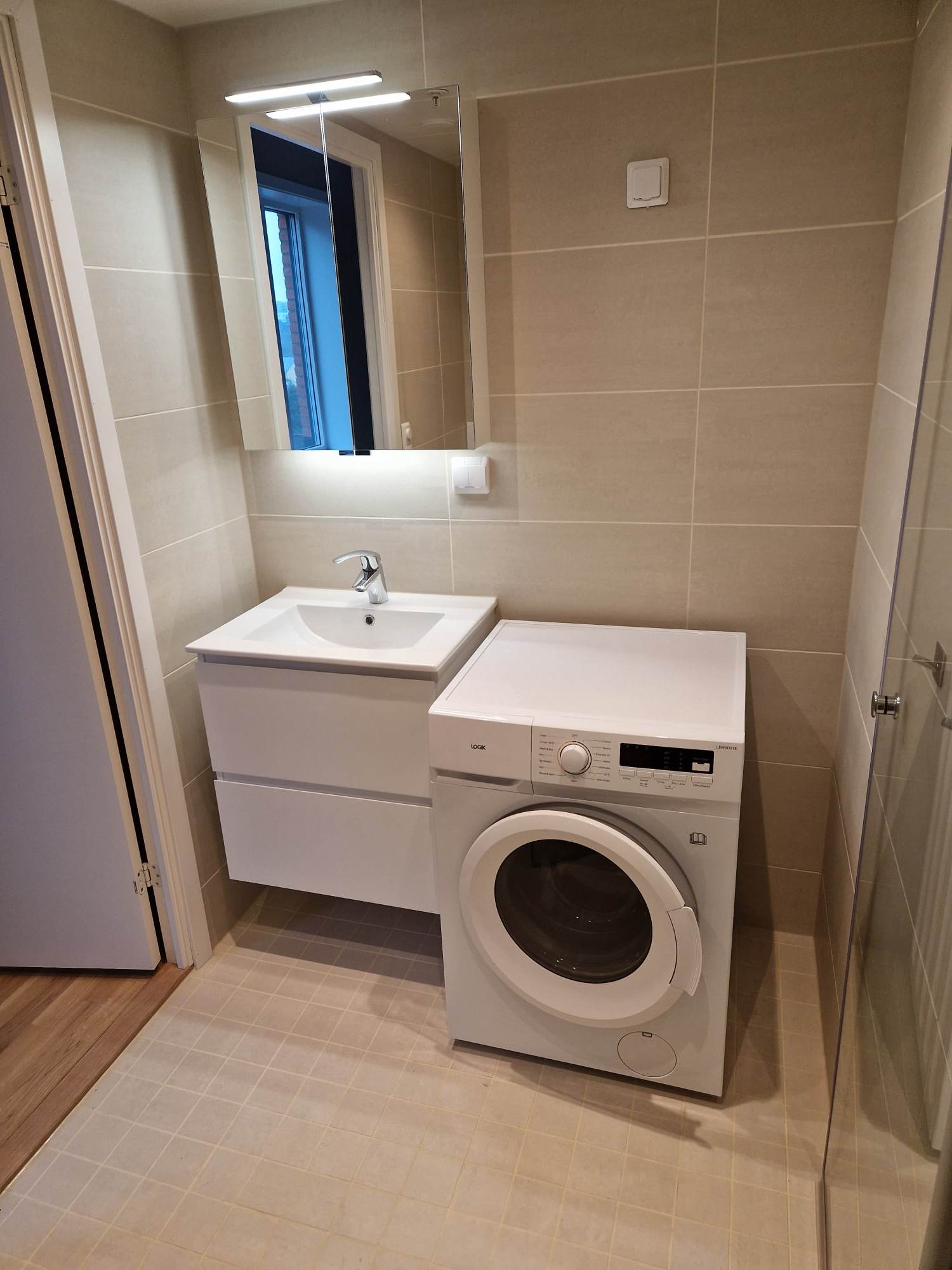 Nyere bad med kombimaskin vask og tørk.  